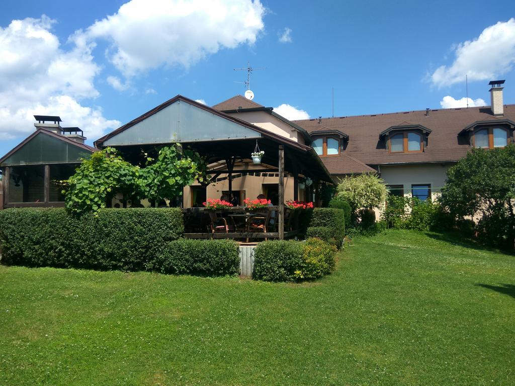 Pension & Restaurant Silma With Wellness Rychvald Екстер'єр фото