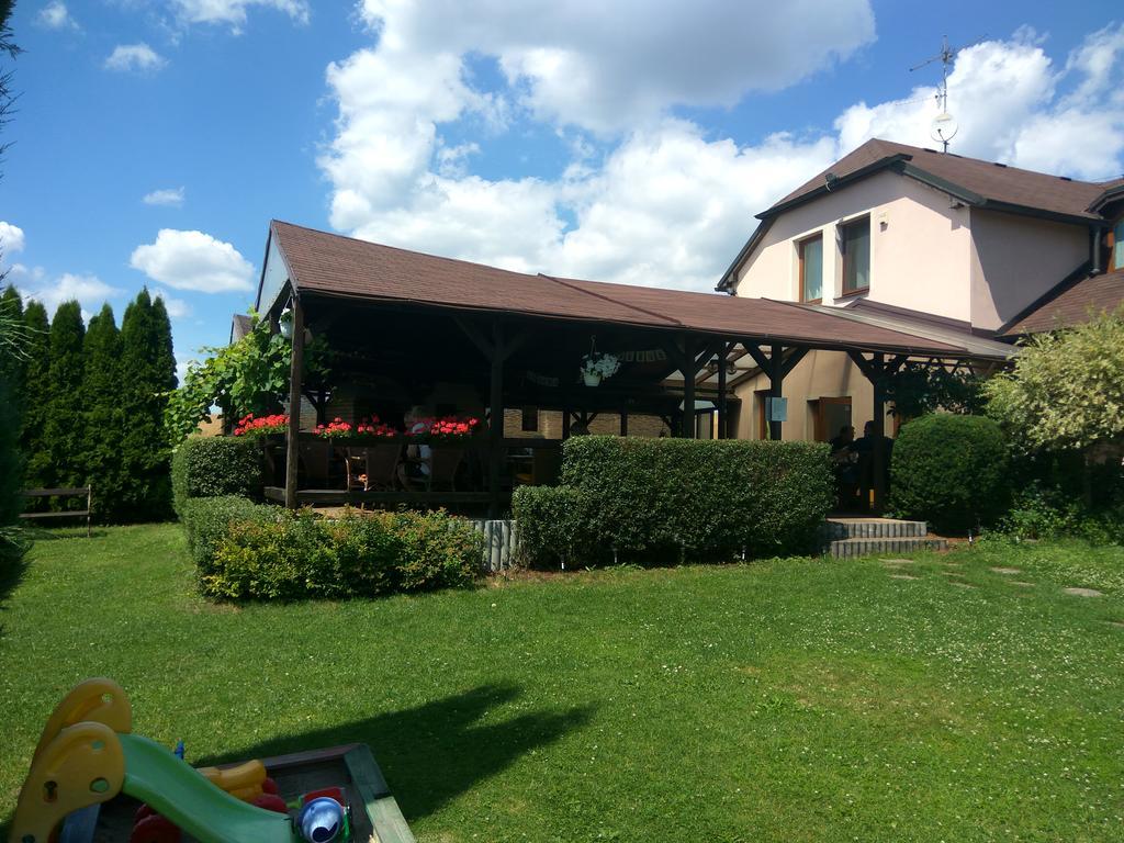Pension & Restaurant Silma With Wellness Rychvald Екстер'єр фото